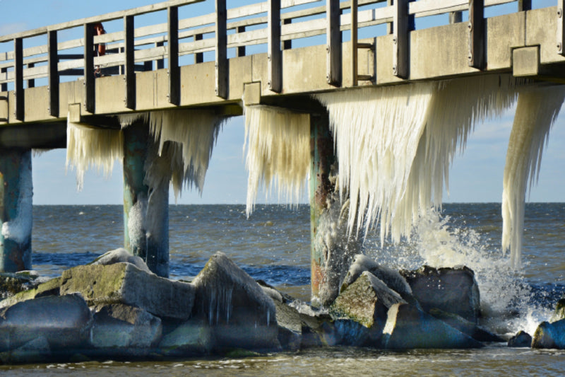 Premium Textil-Leinwand Eisfahnen an der Seebrücke in Wustrow