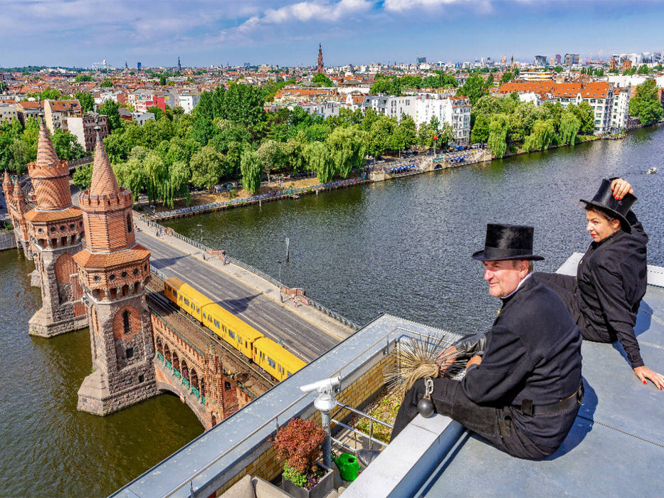 Schornsteinfeger über der Spree und Oberbaumbrücke in Berlin - CALVENDO Foto-Puzzle'