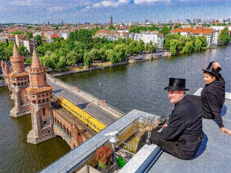 Schornsteinfeger über der Spree und Oberbaumbrücke in Berlin - CALVENDO Foto-Puzzle'