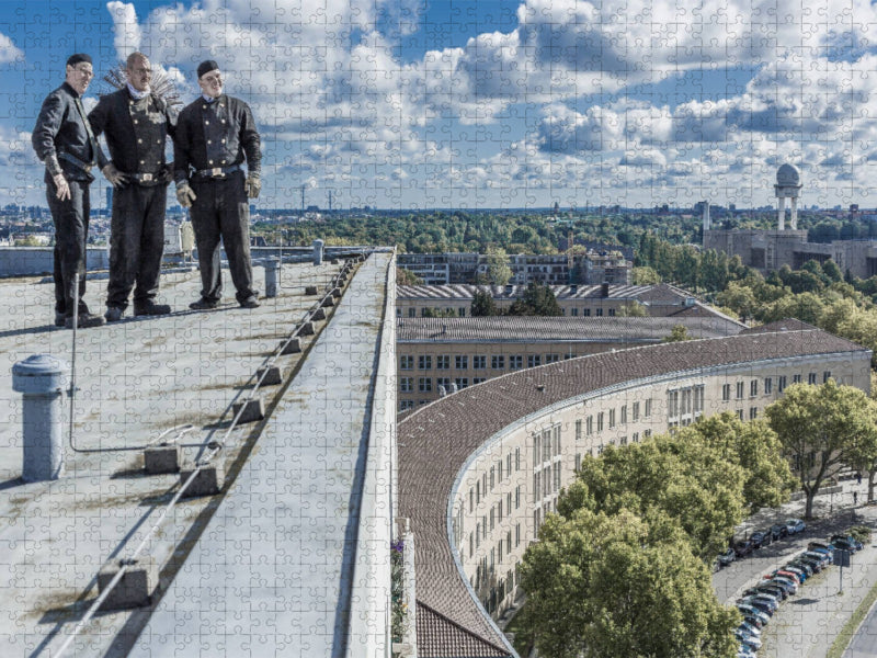 Schornsteinfeger über dem Flughafen Berlin Tempelhof - CALVENDO Foto-Puzzle'