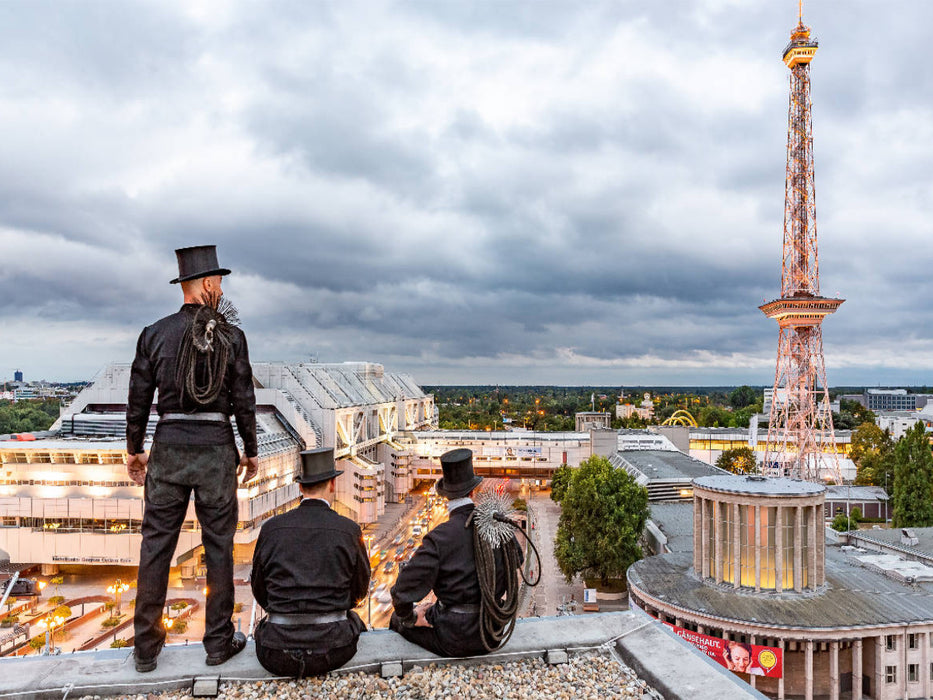 Schornsteinfeger am Funkturm in Berlin - CALVENDO Foto-Puzzle'