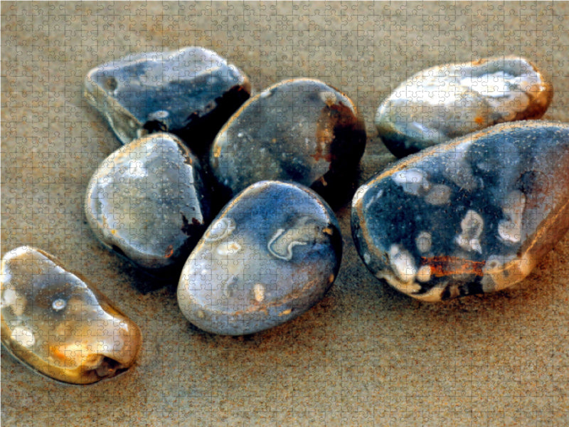 Pierres à motifs bleus sur la plage de la mer Baltique - Puzzle photo CALVENDO 