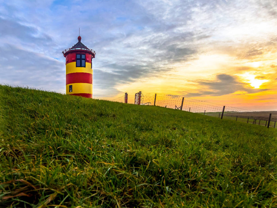 Gestreifter Leuchtturm auf dem Deich - CALVENDO Foto-Puzzle'