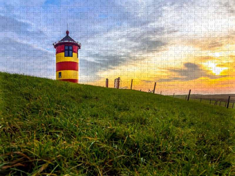 Gestreifter Leuchtturm auf dem Deich - CALVENDO Foto-Puzzle'