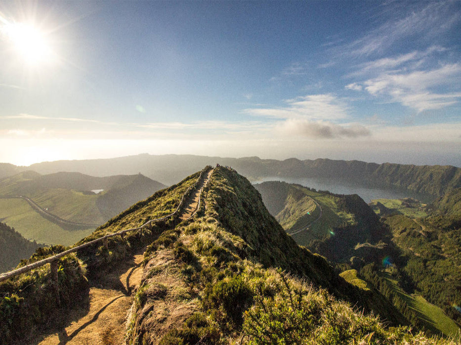Traumhaftes Landschaftsbild mit Blick auf einen See innerhalb eines Vulkankraters der Azoreninsel São Miguel und im Hintergrund das Meer - CALVENDO Foto-Puzzle'