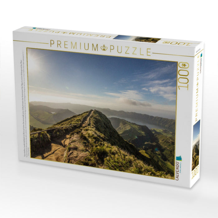 Traumhaftes Landschaftsbild mit Blick auf einen See innerhalb eines Vulkankraters der Azoreninsel São Miguel und im Hintergrund das Meer - CALVENDO Foto-Puzzle'