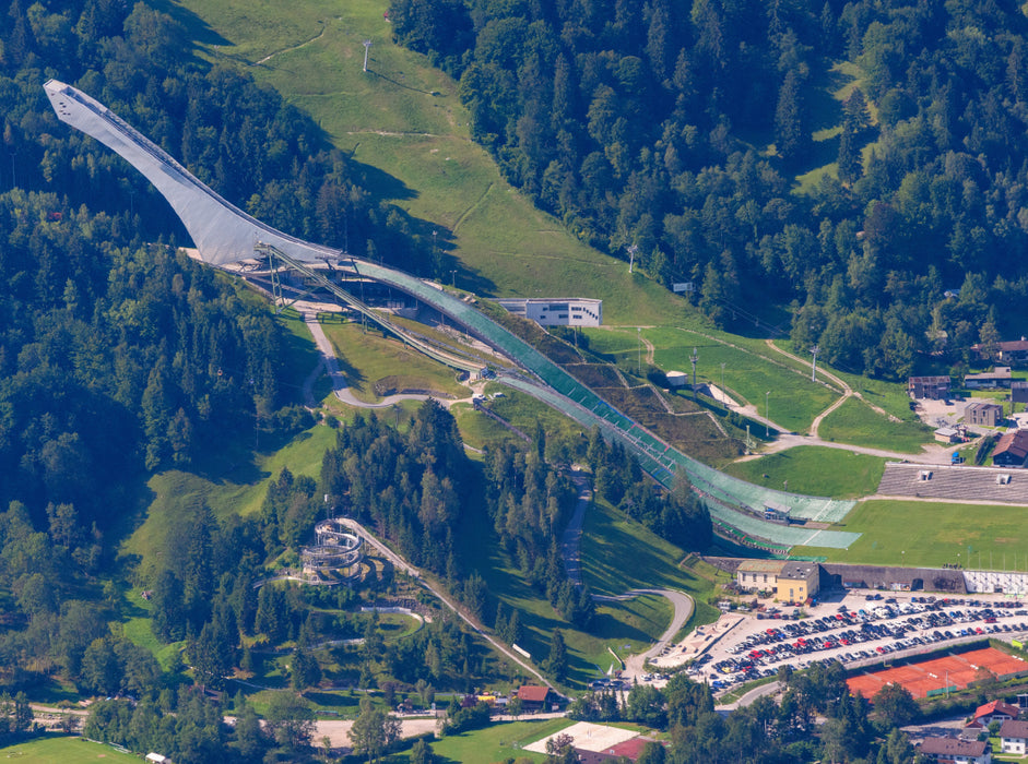 Garmisch-Partenkirchen - große Olympiaschanze am Gudiberg 2000 Teile Puzzle quer - CALVENDO Foto-Puzzle'
