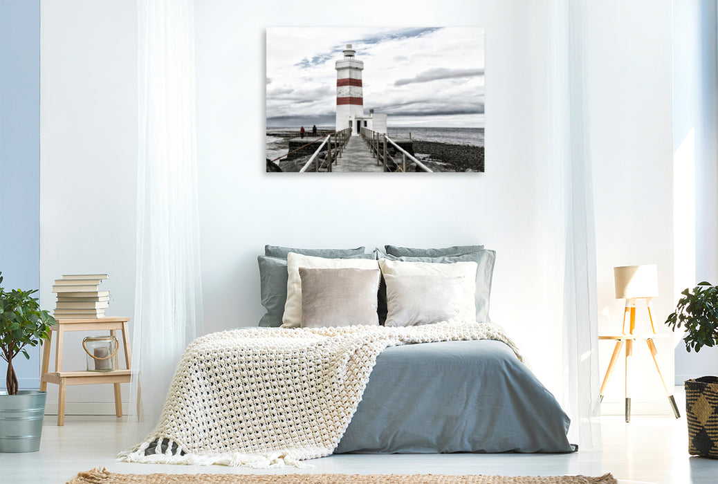 Premium Textil-Leinwand Premium Textil-Leinwand 120 cm x 80 cm quer Der alte und wunderschöne Leuchtturm von Gardur auf Island