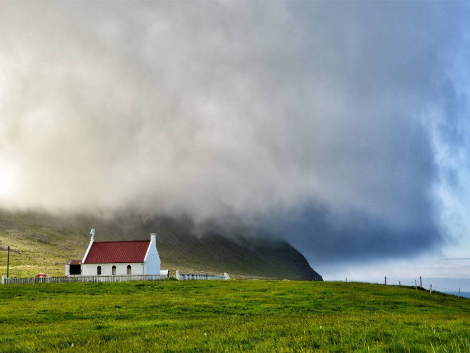 Wetterfront auf Island. Die Kirche von Sæból in den Westfjorde. - CALVENDO Foto-Puzzle'