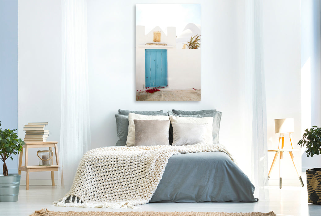 Premium Textil-Leinwand Premium Textil-Leinwand 80 cm x 120 cm  hoch Weiß getünchte Wände, türkisblaues Holz und Bougainvilleablüten