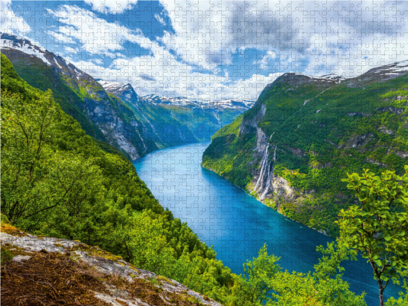 Wasserfall "Sieben Schwestern" und der Geirangerfjord 2000 Teile Puzzle quer - CALVENDO Foto-Puzzle'