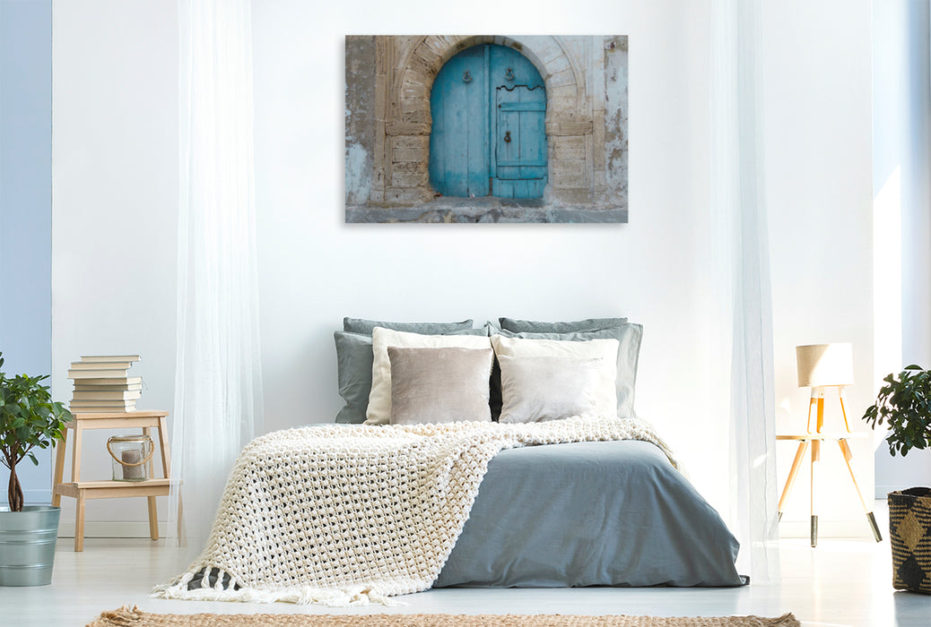 Premium Textil-Leinwand Premium Textil-Leinwand 120 cm x 80 cm quer Blaue Hinterhof-Tür