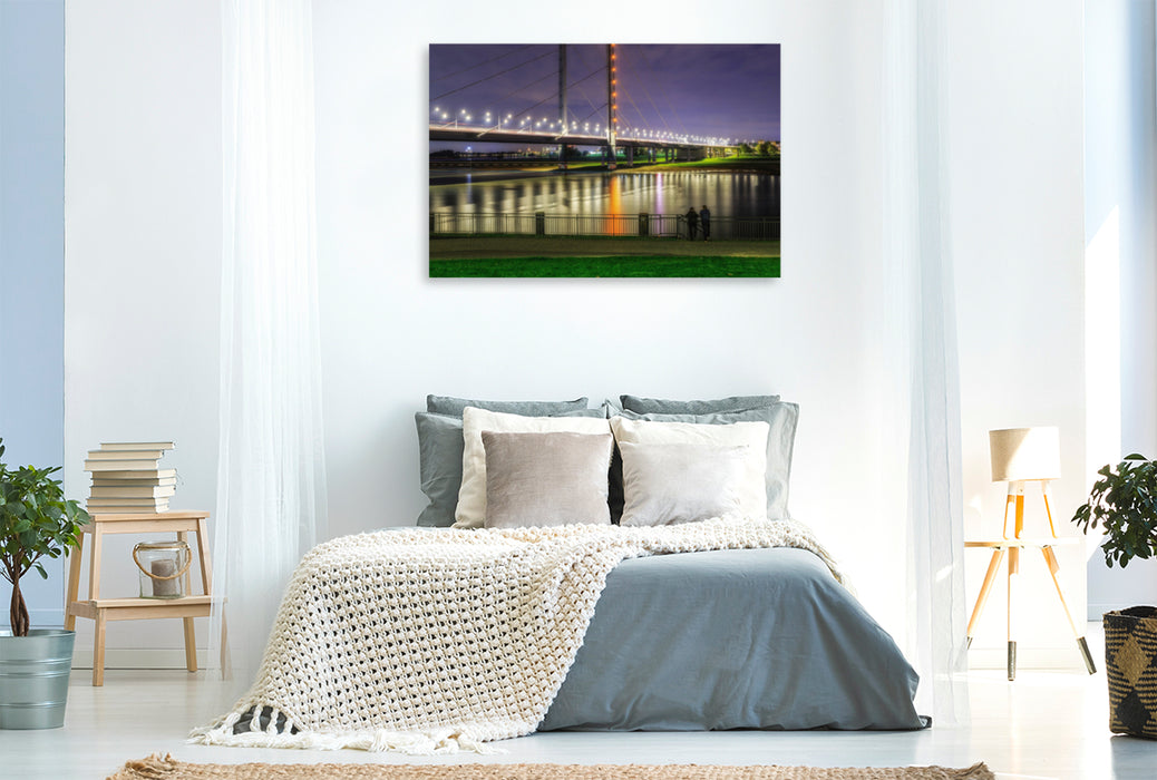 Premium Textil-Leinwand Premium Textil-Leinwand 120 cm x 80 cm quer Düsseldorf Rheinkniebrücke bei Nacht