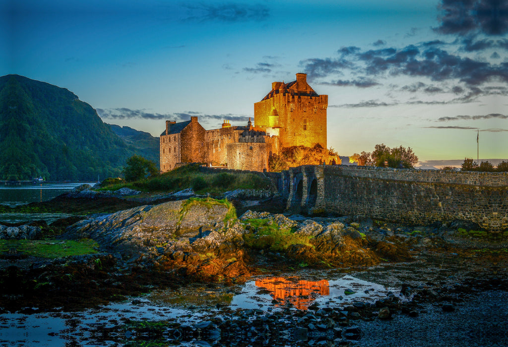 Premium Textil-Leinwand Eilean Donan Castle am Abend