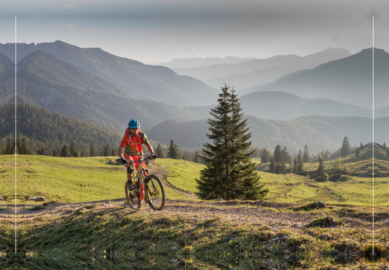 Premium Textil-Leinwand Mit dem E- Bike bergauf