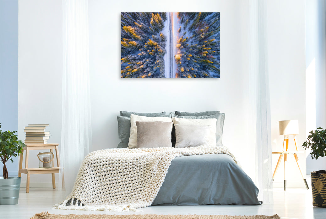 Premium Textil-Leinwand Premium Textil-Leinwand 120 cm x 80 cm quer Winterwald im Morgenlicht aus der Vogelperspektive