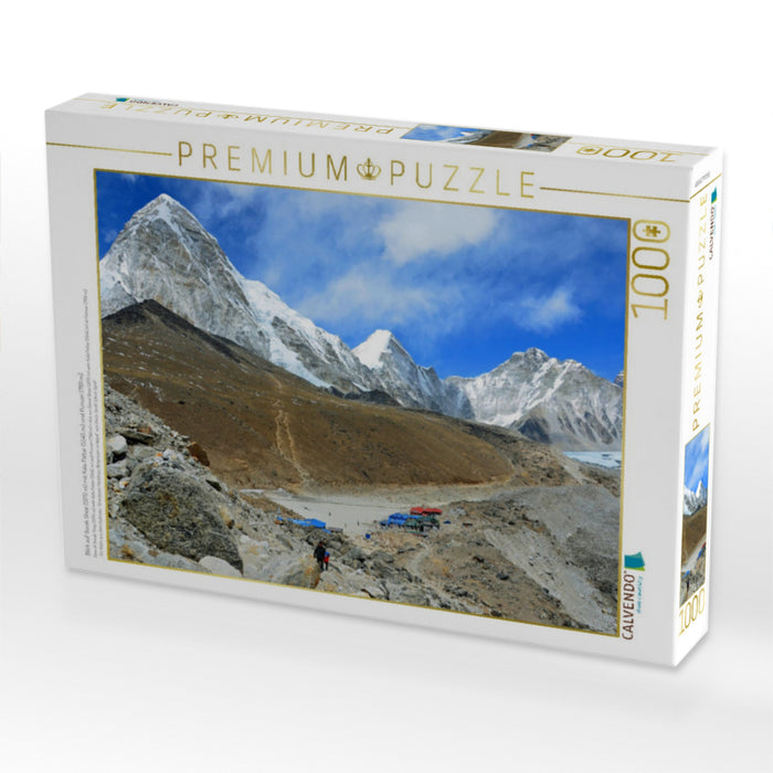 Blick auf Gorak Shep (5170 m) mit Kala Pattar (5545 m) und Pumori (7161 m) - CALVENDO Foto-Puzzle'