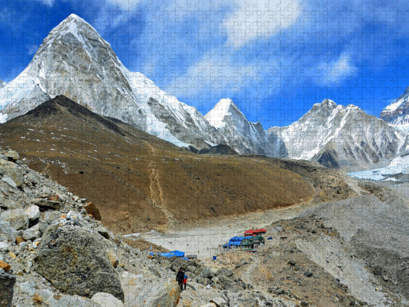 Blick auf Gorak Shep (5170 m) mit Kala Pattar (5545 m) und Pumori (7161 m) - CALVENDO Foto-Puzzle'
