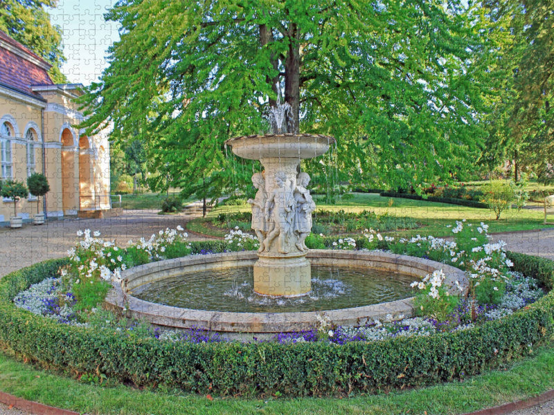 Verträumter Kinderbrunnen von Neustrelitz - CALVENDO Foto-Puzzle'