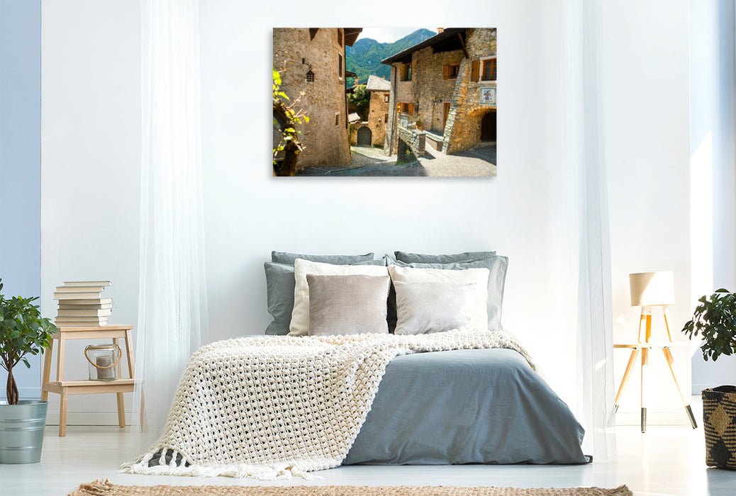 Premium Textil-Leinwand Premium Textil-Leinwand 120 cm x 80 cm quer Canale di Tenno, eines der schönsten mittelalterlichen Dörfer Italiens.