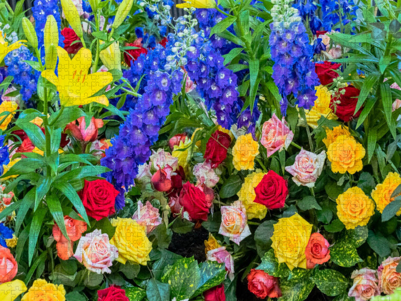 Strauß mit gelben, roten und weiß rosa farbenen Rosen mit blauem Rittersporn und gelben Lilien - CALVENDO Foto-Puzzle'