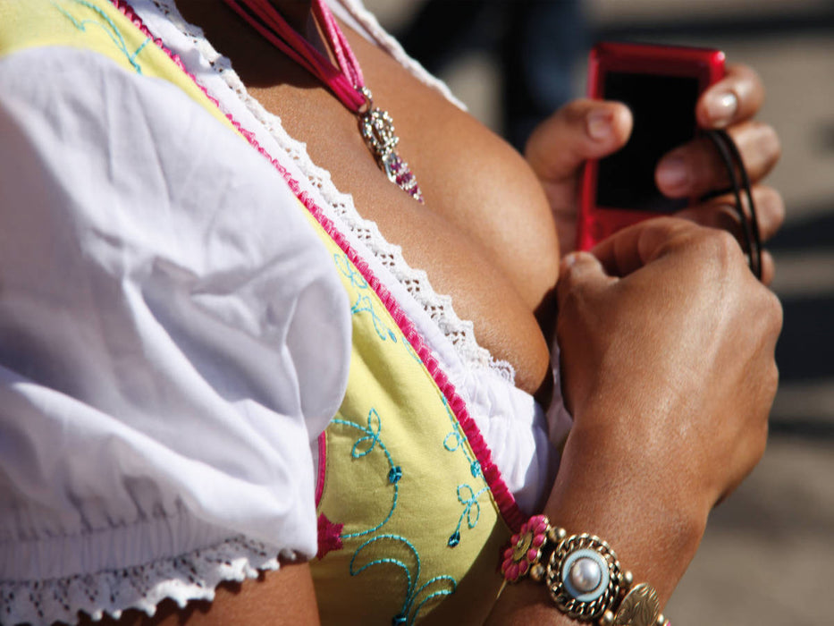 fesches Dirndl, Blick von der Seite ins Dekolleté - CALVENDO Foto-Puzzle'