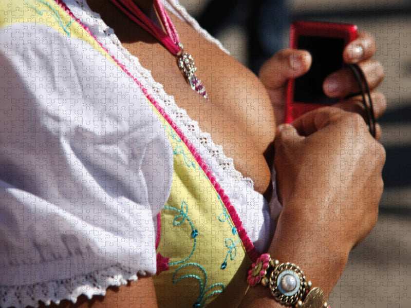 fesches Dirndl, Blick von der Seite ins Dekolleté - CALVENDO Foto-Puzzle'