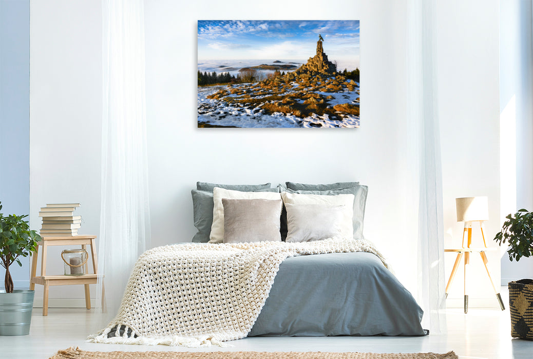 Premium Textil-Leinwand Premium Textil-Leinwand 120 cm x 80 cm quer Das Fliegerdenkmal auf der Wasserkuppe mit der Kuppenrhön im Hochnebel / Fotograf Manfred Hempe