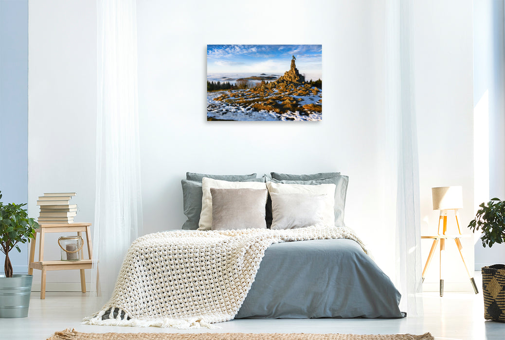 Premium Textil-Leinwand Premium Textil-Leinwand 120 cm x 80 cm quer Das Fliegerdenkmal auf der Wasserkuppe mit der Kuppenrhön im Hochnebel / Fotograf Manfred Hempe