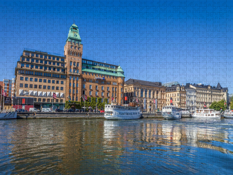 Hafen von Stockholm mit historischem Hotel und Fährschiffen - CALVENDO Foto-Puzzle'