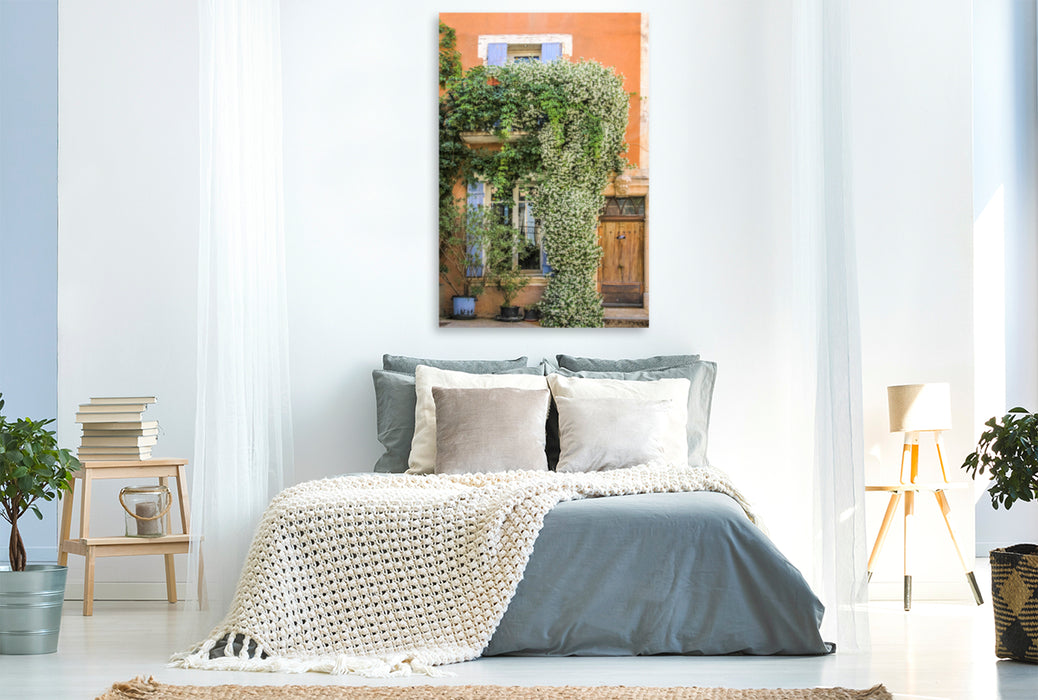 Premium Textil-Leinwand Premium Textil-Leinwand 80 cm x 120 cm  hoch Üppig bewachsenes Haus im Dorf St. Saturnin-les-Apt, Provence, Frankreich