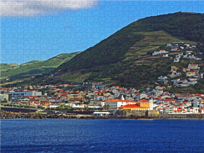 Velas am Fuß des Pico dos Louros auf der Azoren-Insel Sao Jorge 2000 Teile Puzzle quer - CALVENDO Foto-Puzzle'