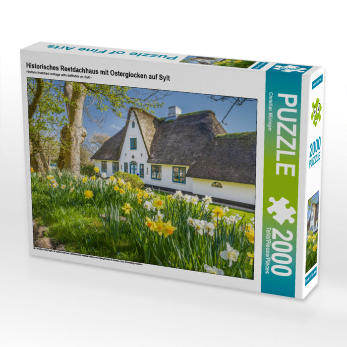 Historisches Reetdachhaus mit Osterglocken auf Sylt 2000 Teile Puzzle quer - CALVENDO Foto-Puzzle'