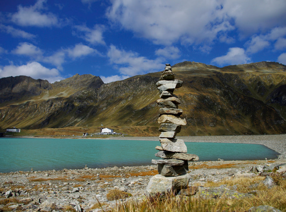 Pyramide de pierre au bord du lac - Puzzle photo CALVENDO 