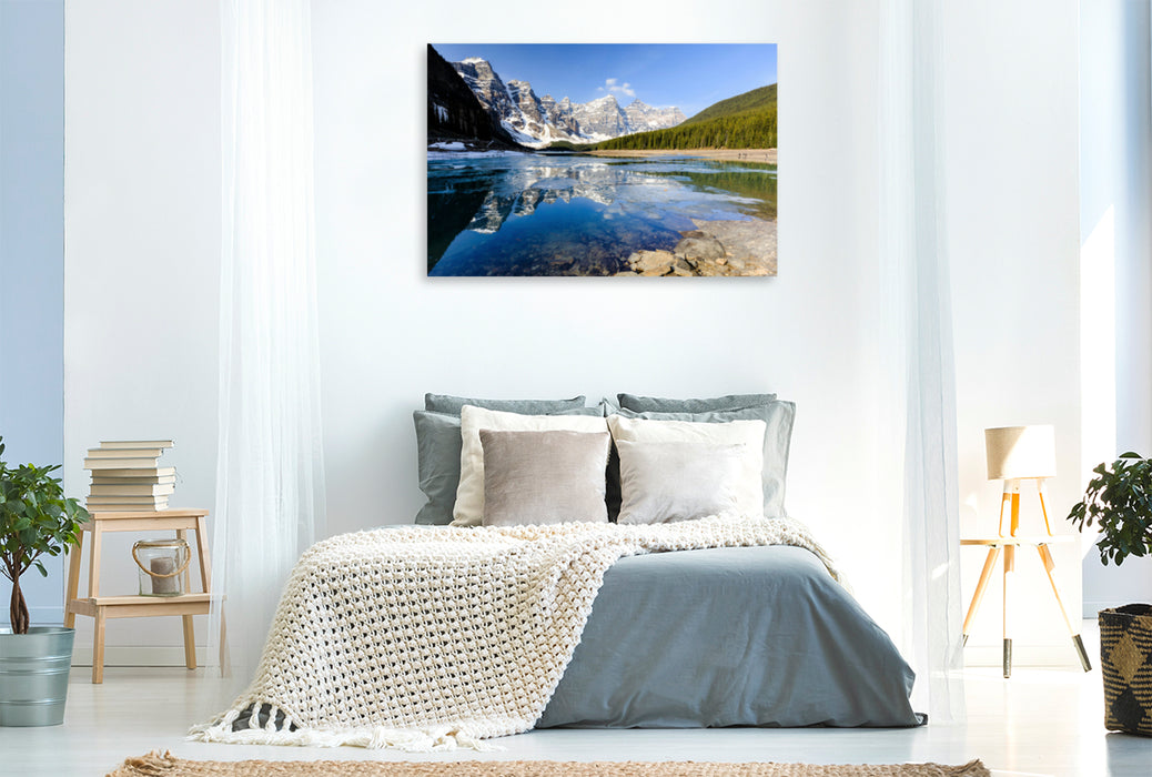 Premium Textil-Leinwand Premium Textil-Leinwand 120 cm x 80 cm quer Moraine Lake, Juwel im Banff NP.