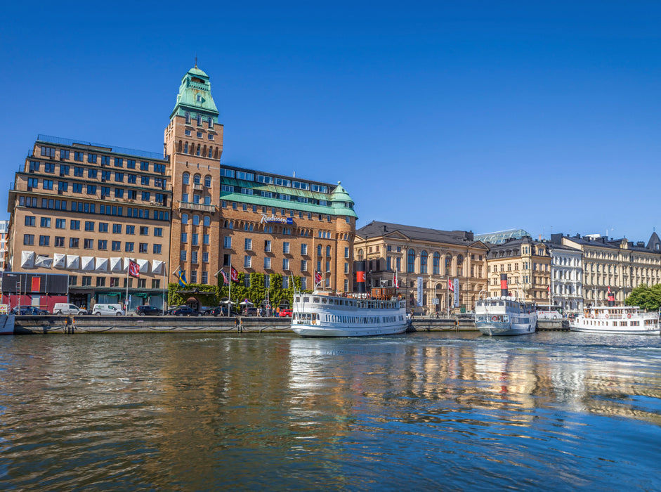 Hafen von Stockholm mit historischem Hotel und Fährschiffen 2000 Teile Puzzle quer - CALVENDO Foto-Puzzle'