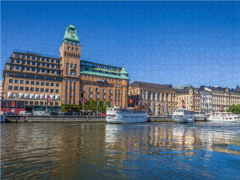 Hafen von Stockholm mit historischem Hotel und Fährschiffen 2000 Teile Puzzle quer - CALVENDO Foto-Puzzle'
