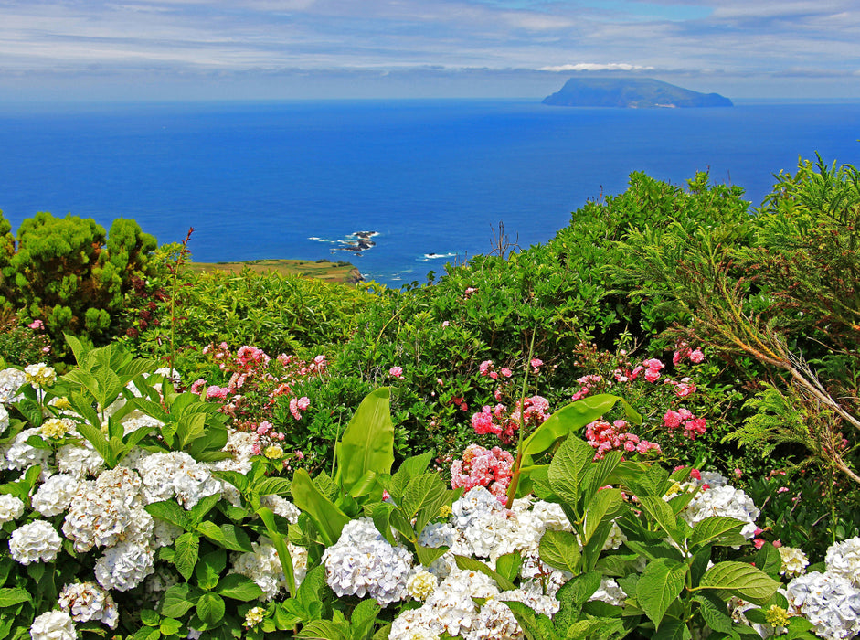 Steilküste mit Blick auf Corvo auf der Azoren-Insel Flores 2000 Teile Puzzle quer - CALVENDO Foto-Puzzle'