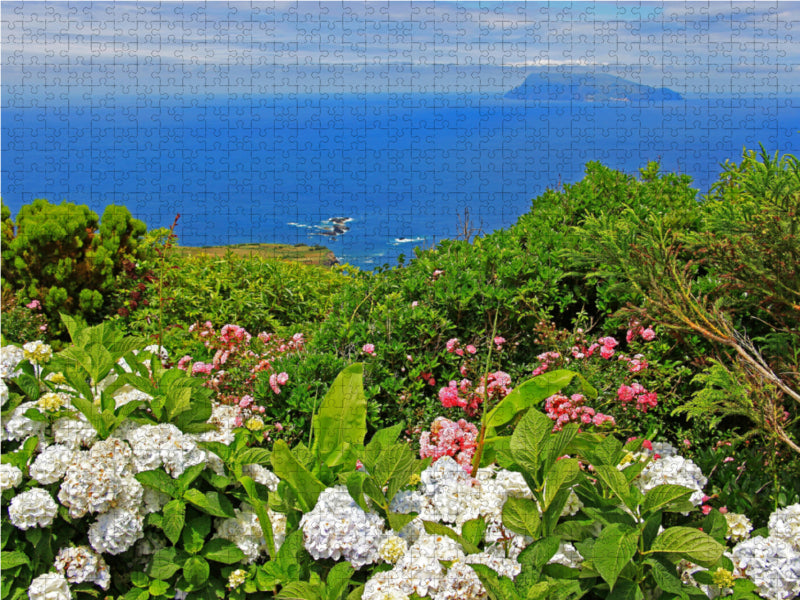 Steilküste mit Blick auf Corvo auf der Azoren-Insel Flores 2000 Teile Puzzle quer - CALVENDO Foto-Puzzle'