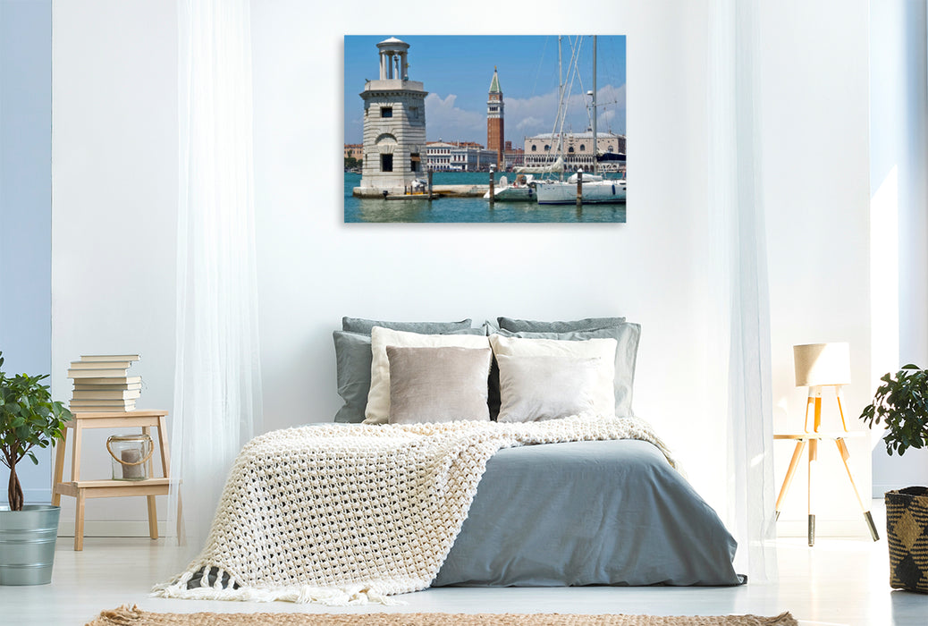 Premium Textil-Leinwand Premium Textil-Leinwand 120 cm x 80 cm quer Leuchtturm mit Blick auf die Lagune von Venedig und dem Campanile