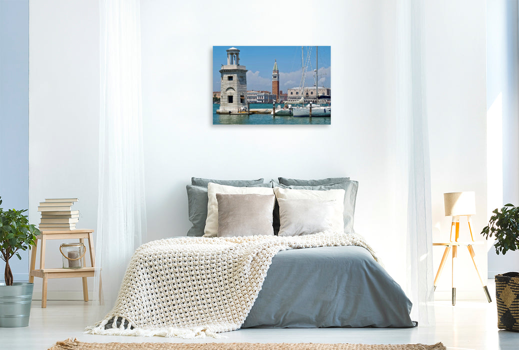 Premium Textil-Leinwand Premium Textil-Leinwand 120 cm x 80 cm quer Leuchtturm mit Blick auf die Lagune von Venedig und dem Campanile