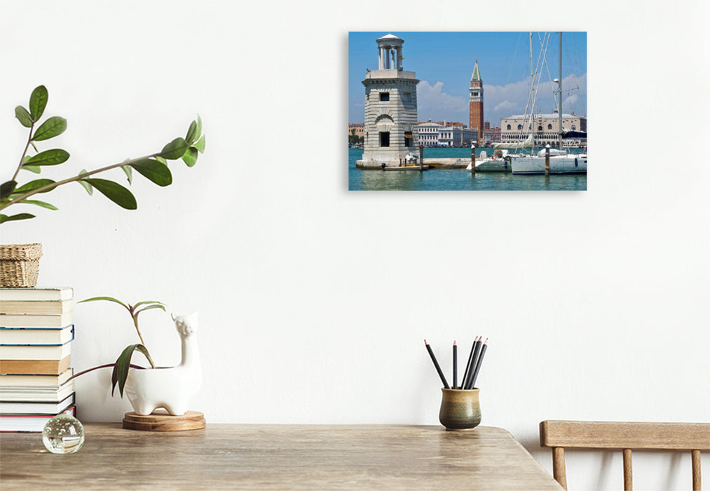 Premium Textil-Leinwand Premium Textil-Leinwand 120 cm x 80 cm quer Leuchtturm mit Blick auf die Lagune von Venedig und dem Campanile