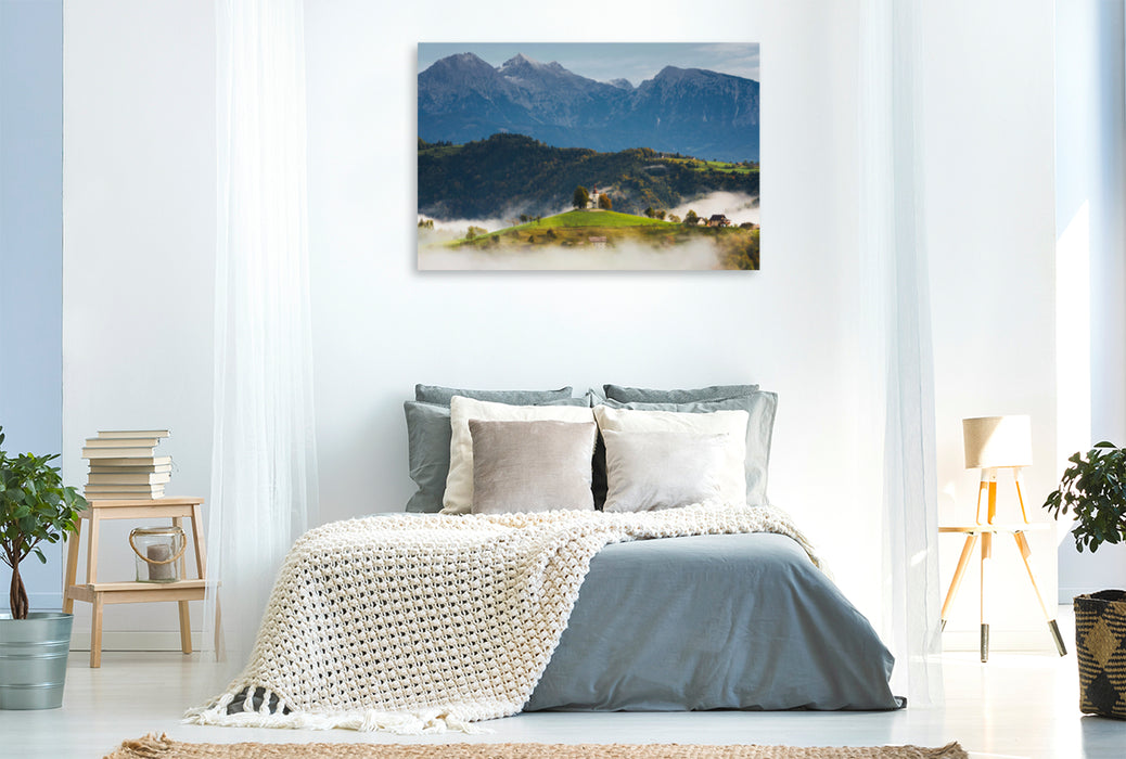 Toile textile premium Toile textile premium 120 cm x 80 cm paysage Église Saint-Thomas devant les montagnes, entourée de brouillard 