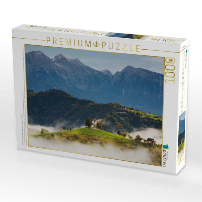 Kirche St. Thomas vor Bergen, umgeben von Nebel - CALVENDO Foto-Puzzle'
