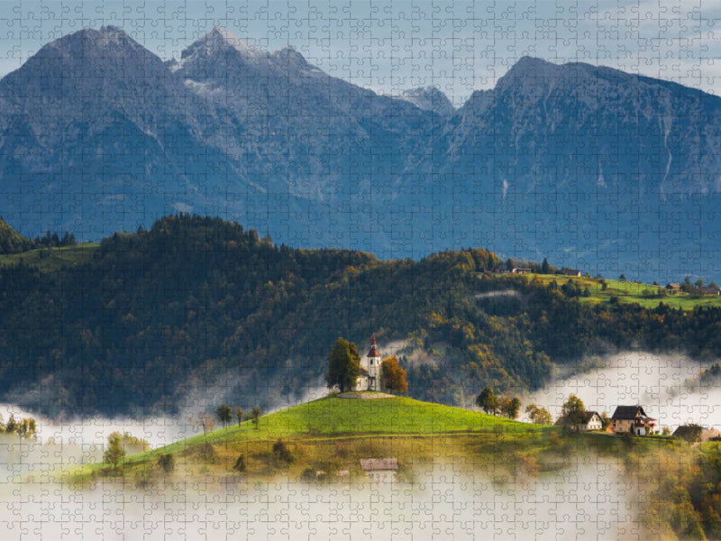 Kirche St. Thomas vor Bergen, umgeben von Nebel - CALVENDO Foto-Puzzle'