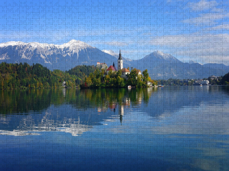 Reflexion der Kirche und der Berge im Bleder See - CALVENDO Foto-Puzzle'