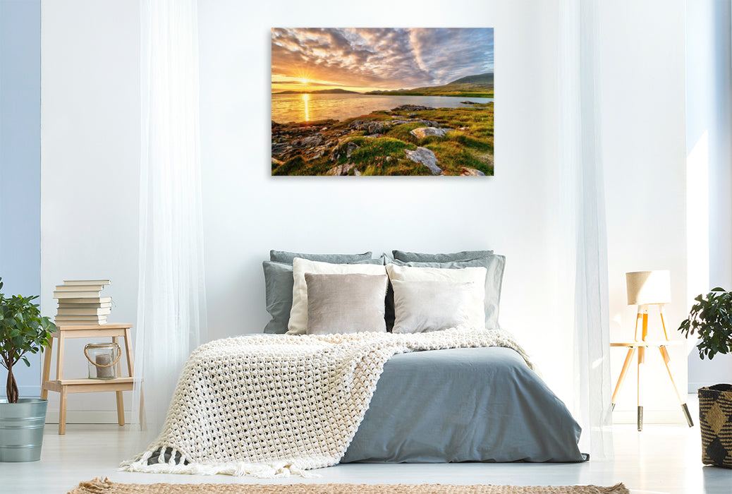 Premium Textil-Leinwand Premium Textil-Leinwand 120 cm x 80 cm quer Sonnenuntergang in Schottland auf den Äußeren Hebriden auf der Isle of Harris