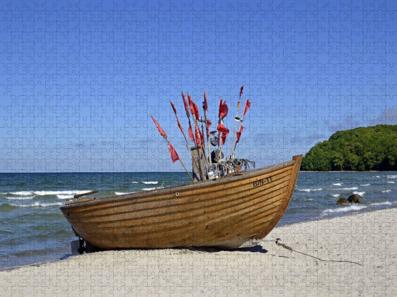 Fischerboot am Strand in Binz - CALVENDO Foto-Puzzle'
