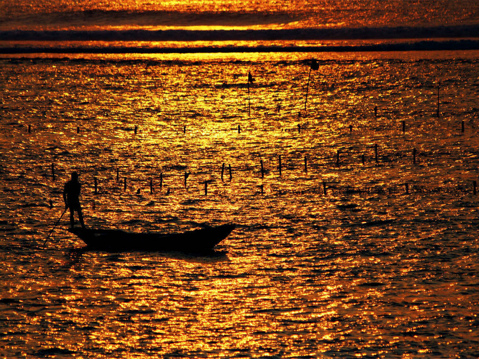 Mann mit Boot bei der Algenernte, Bali - CALVENDO Foto-Puzzle'