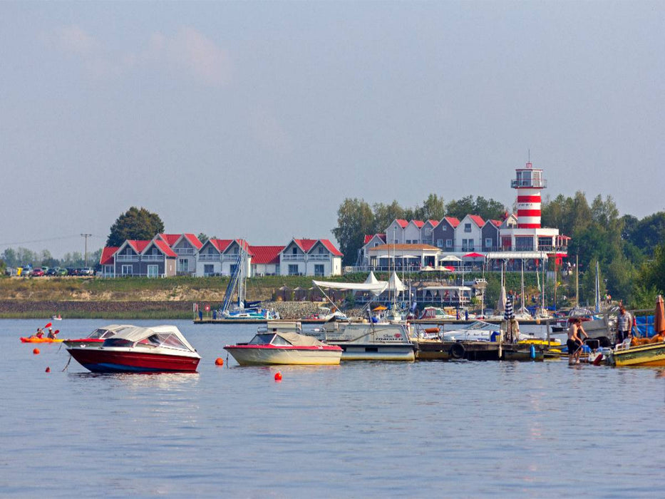 Leuchtturm am Geierswalder See - CALVENDO Foto-Puzzle'